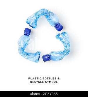 Recycling-Symbol aus gebrauchten Plastikflaschen isoliert auf weißem Hintergrund. Umweltverträgliches Recycling-Konzept. Kreative Komposition und gestalterisches Element. Bis Stockfoto