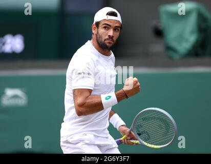 Matteo Berrettini reagiert gegen Hubert Hurkacz im Halbfinalspiel der Herren am elften Tag von Wimbledon im All England Lawn Tennis and Croquet Club in Wimbledon. Bilddatum: Freitag, 9. Juli 2021. Stockfoto