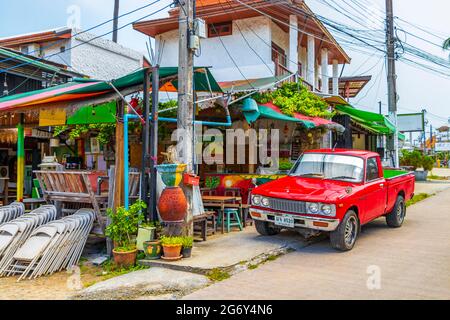 Surat Thani Thailand 25. Mai 2018 Roter Oldtimer im Restaurant Fishermans Village Bo Phut auf der Insel Koh Samui in Surat Thani, Thailand. Stockfoto