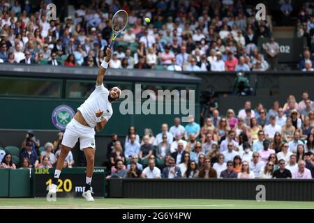 Matteo Berrettini tritt gegen Hubert Hurkacz im Halbfinalspiel der Herren am elften Tag von Wimbledon im All England Lawn Tennis and Croquet Club in Wimbledon an. Bilddatum: Freitag, 9. Juli 2021. Stockfoto