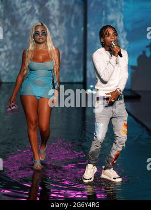 Miami, Vereinigte Staaten Von Amerika. Juli 2021. MIAMI BEACH, FLORIDA - 08. JULI: Swae Lee tritt auf der Bühne während der PRETTYLITTLETHING Miami Swim Week Runway Show im Temple House am 08. Juli 2021 in Miami Beach, Florida, auf. (Foto von Alberto E. Tamargo/Sipa USA) Quelle: SIPA USA/Alamy Live News Stockfoto