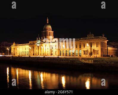 Das historische Custom House am Fluss Liffey in der Stadt Dublin bei Nacht. Stockfoto