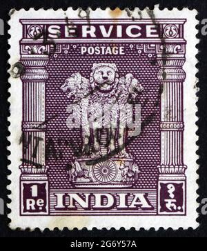 INDIEN - UM 1950: Eine in Indien gedruckte Briefmarke zeigt die Löwenhauptstadt der Ashoka-Säule aus Sarnath, das nationale Emblem Indiens, um 1950 Stockfoto