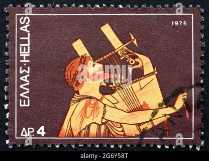 GRIECHENLAND - UM 1975: Eine in Griechenland gedruckte Briefmarke zeigt einen antiken Gitarristen aus Amphora, um 1975 Stockfoto