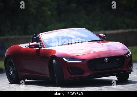 Goodwood House, Chichester, Großbritannien. Juli 2021. Goodwood Festival of Speed; Tag zwei; Jaguar Sideways LAP Experience Credit: Action Plus Sports/Alamy Live News Stockfoto