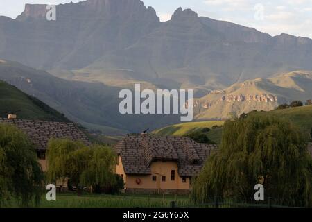 Die Unterkunft am Dragon's Peak in Drakensberg, Südafrika Stockfoto