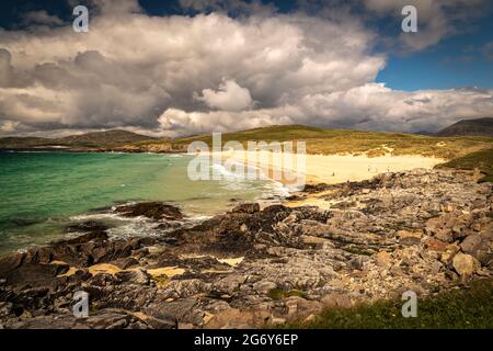 Eine HDR-Aufnahme im Sommer 3 vom weißen Sandstrand von Traigh lar Beach auf der Isle of Harris, Western Isles, Äußere Hebriden, Schottland. 20. Juni 2021 Stockfoto