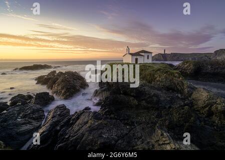 Eremitage von Virgen del Puerto und Leuchtturm von Valdovino in Galicien, Spanien Stockfoto