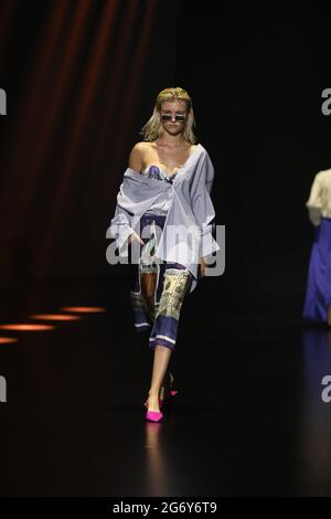 Rom, Italien. Juli 2021. Model Walk the Runway at Cinecittà Studios in Rome, Italy, part of the Edoardo Gallorini Factory presenting the New Collection for AltaRoma Summer 2021 on July 9, 2021. (Foto von Paolo Pizzi/Pacific Press/Sipa USA) Quelle: SIPA USA/Alamy Live News Stockfoto