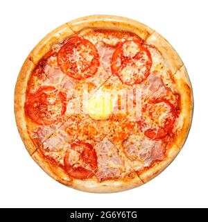 Pizza mit Tomatenscheiben und Karbonatstücken mit Käse Draufsicht isoliert auf weißem Hintergrund. Stockfoto