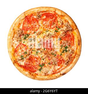 Pizza mit Tomatenscheiben, Rinderscheiben mit Käse und frischen Kräutern, Blick von oben auf weißem Hintergrund. Stockfoto