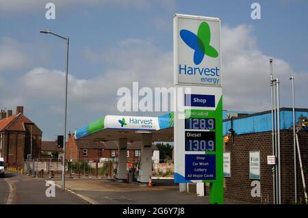 Ernte Energie Tankstelle Vorplatz und Shop auf der High Street Stockfoto