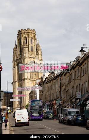 Wills Memorial Tower Building, Blick auf die Park Street mit überhängender Werbung für die Beatles. Es muss Liebe sein, Liebe, Liebe. Bristol City, England Stockfoto