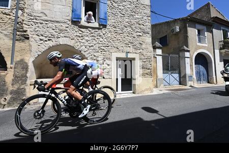 Frankreich. Juli 2021. BENNETT Sean (USA) vom TEAM QHUBEKA NEXTHASH, LATOUR Pierre (FRA) of TOTAL ENERGIES während der Etappe 13 der Tour de France, Freitag, 9. Juli 2021. Bildnachweis sollte lauten: Pete Goding/GodingImages Kredit: Peter Goding/Alamy Live News Stockfoto