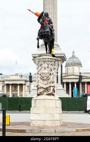 London, Großbritannien. Juli 2021. Eine Reiterstatue von Charles I. in Charing Cross, London, gesehen, nachdem England-Fans ihr ein ‘make over' mit einem Straßenkegel als Hut und einem Schal aus einer Flagge gegeben hatten. (Foto von Dave Rushen/SOPA Images/Sipa USA) Quelle: SIPA USA/Alamy Live News Stockfoto