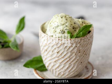 Kokosnusseis aus Spinat in einer Keramikschale Stockfoto