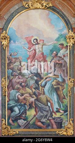 WIEN, AUSTIRA - 24. JUNI 2021: Das Bild der Erscheinung des auferstandenen Jesus an die Apostel auf dem Hauptaltar der Kalvarienbergkirche Stockfoto