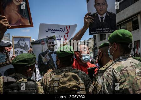 Beirut, Libanon. Juli 2021. Angehörige der Opfer der massiven Explosion am 4. August im Hafen von Beirut zerstampfen bei einem Protest in der Nähe des Hauses des libanesischen parlamentssprechers Nabih Berri mit libanesischen Soldaten. Der Protest fordert die Aufhebung der Immunität von einer Reihe von Beamten und Sicherheitschefs, einschließlich des amtierenden Premierministers, wie von Richter Tarek Bitar angeordnet, der die mächtige Hafenexplosion des vergangenen Jahres untersucht. Quelle: Marwan Namaani/dpa/Alamy Live News Stockfoto