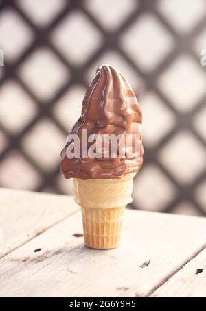 Schokoladeneis mit Softeis, das in der Sommerhitze schmelzen wird Stockfoto