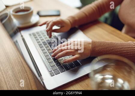 In der Nähe der weiblichen Hände schreiben auf Tastatur des Laptops Stockfoto