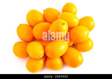 Ein Haufen Kumquats, isoliert auf weißem Hintergrund Stockfoto