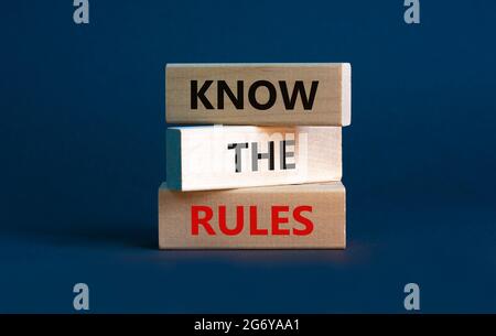 Kennen Sie das Regelsymbol. Holzblöcke mit den Worten „Know the rules“ auf einem schönen grauen Hintergrund. Business, kennen Sie das Regelkonzept. Speicherplatz kopieren. Stockfoto