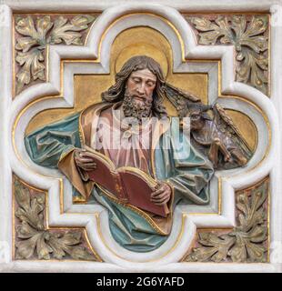 WIEN, AUSTIRA - 24. JUNI 2021: Das Relief des Evangelisten Lukas in der Kirche St. Severin. Stockfoto