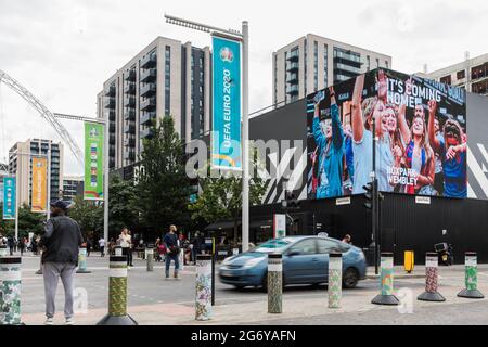 Wembley Stadium, Wembley Park, Großbritannien. Juli 2021. Fußball kommt nach Hause. Der Wembley Park ist vor dem Spiel am Sonntag voller Aufregung und lokale Unternehmen stehen hinter dem englischen Team. Boxpark, Wembley hat seine LED-Anzeige geändert, um Unterstützer in der Fanzone mit einer „IT's Coming Home“-Nachricht zu zeigen. 60,000 Fans werden am Sonntag, den 11. Juli, im Wembley-Stadion im Wembley-Stadion in Italien beim UEFA EURO 2020-Finale spielen. Amanda Rose/Alamy Live News Stockfoto