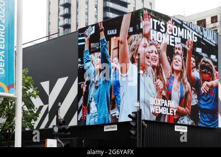 Wembley Stadium, Wembley Park, Großbritannien. Juli 2021. Fußball kommt nach Hause. Der Wembley Park ist vor dem Spiel am Sonntag voller Aufregung und lokale Unternehmen stehen hinter dem englischen Team. Boxpark, Wembley hat seine LED-Anzeige geändert, um Unterstützer in der Fanzone mit einer „IT's Coming Home“-Nachricht zu zeigen. 60,000 Fans werden am Sonntag, den 11. Juli, im Wembley-Stadion im Wembley-Stadion in Italien beim UEFA EURO 2020-Finale spielen. Amanda Rose/Alamy Live News Stockfoto