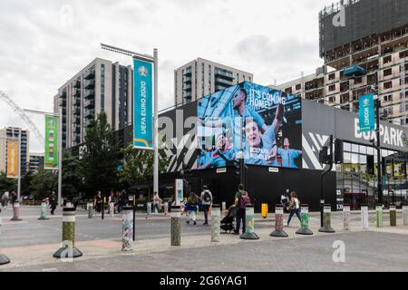 Wembley Stadium, Wembley Park, Großbritannien. Juli 2021. Fußball kommt nach Hause. Der Wembley Park ist vor dem Spiel am Sonntag voller Aufregung und lokale Unternehmen stehen hinter dem englischen Team. Boxpark, Wembley hat seine LED-Anzeige geändert, um Unterstützer in der Fanzone mit einer „IT's Coming Home“-Nachricht zu zeigen. 60,000 Fans werden am Sonntag, den 11. Juli, im Wembley-Stadion im Wembley-Stadion in Italien beim UEFA EURO 2020-Finale spielen. Amanda Rose/Alamy Live News Stockfoto
