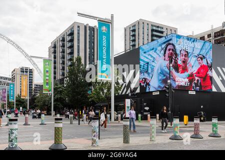 Wembley Stadium, Wembley Park, Großbritannien. Juli 2021. Fußball kommt nach Hause. Der Wembley Park ist vor dem Spiel am Sonntag voller Aufregung und lokale Unternehmen stehen hinter dem englischen Team. Boxpark, Wembley hat seine LED-Anzeige geändert, um Unterstützer in der Fanzone mit einer „IT's Coming Home“-Nachricht zu zeigen. 60,000 Fans werden am Sonntag, den 11. Juli, im Wembley-Stadion im Wembley-Stadion in Italien beim UEFA EURO 2020-Finale spielen. Amanda Rose/Alamy Live News Stockfoto