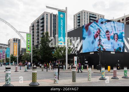 Wembley Stadium, Wembley Park, Großbritannien. Juli 2021. Fußball kommt nach Hause. Der Wembley Park ist vor dem Spiel am Sonntag voller Aufregung und lokale Unternehmen stehen hinter dem englischen Team. Boxpark, Wembley hat seine LED-Anzeige geändert, um Unterstützer in der Fanzone mit einer „IT's Coming Home“-Nachricht zu zeigen. 60,000 Fans werden am Sonntag, den 11. Juli, im Wembley-Stadion im Wembley-Stadion in Italien beim UEFA EURO 2020-Finale spielen. Amanda Rose/Alamy Live News Stockfoto