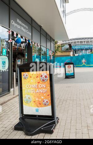 Wembley Stadium, Wembley Park, Großbritannien. Juli 2021. Fußball kommt nach Hause. Der Wembley Park ist vor dem Spiel am Sonntag voller Aufregung und lokale Unternehmen stehen hinter dem englischen Team. Die Co-Op-Niederlassung des Olympic Way ist mit einer Verweiserung und einem „Come on England“-Schild vor der Tür geschmückt. 60,000 Fans werden am Sonntag, den 11. Juli, im Wembley-Stadion im Wembley-Stadion in Italien beim UEFA EURO 2020-Finale spielen. Amanda Rose/Alamy Live News Stockfoto