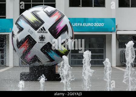 Wembley Stadium, Wembley Park, Großbritannien. Juli 2021. Im Arena Square ist eine riesige Nachbildung des Adidas 'UNIFORIA FINALE' Fußballs - der offizielle Spielball für das Finale - zu sehen. 60,000 Fans werden am Sonntag, den 11. Juli, im Wembley-Stadion im Wembley-Stadion in Italien beim UEFA EURO 2020-Finale spielen. Amanda Rose/Alamy Live Nachrichten Amanda Rose/Alamy Live Nachrichten Amanda Rose/Alamy Live Nachrichten Stockfoto