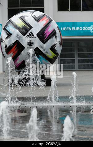 Wembley Stadium, Wembley Park, Großbritannien. Juli 2021. Im Arena Square ist eine riesige Nachbildung des Adidas 'UNIFORIA FINALE' Fußballs - der offizielle Spielball für das Finale - zu sehen. 60,000 Fans werden am Sonntag, den 11. Juli, im Wembley-Stadion im Wembley-Stadion in Italien beim UEFA EURO 2020-Finale spielen. Amanda Rose/Alamy Live Nachrichten Amanda Rose/Alamy Live Nachrichten Amanda Rose/Alamy Live Nachrichten Stockfoto