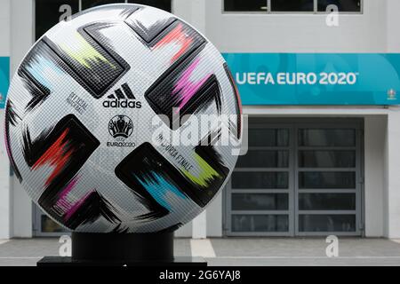 Wembley Stadium, Wembley Park, Großbritannien. Juli 2021. Im Arena Square ist eine riesige Nachbildung des Adidas 'UNIFORIA FINALE' Fußballs - der offizielle Spielball für das Finale - zu sehen. 60,000 Fans werden am Sonntag, den 11. Juli, im Wembley-Stadion im Wembley-Stadion in Italien beim UEFA EURO 2020-Finale spielen. Amanda Rose/Alamy Live Nachrichten Amanda Rose/Alamy Live Nachrichten Amanda Rose/Alamy Live Nachrichten Stockfoto