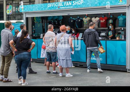 Wembley Stadium, Wembley Park, Großbritannien. Juli 2021. Der Wembley Park ist vor dem Spiel am Sonntag voller Aufregung. Schlangen von Leuten, die in einem offiziellen Fanshop anstehen, um Souvenirs zu kaufen. 60,000 Fans werden am Sonntag, den 11. Juli, im Wembley-Stadion im Wembley-Stadion in Italien beim UEFA EURO 2020-Finale spielen. Amanda Rose/Alamy Live News Stockfoto