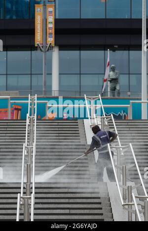 Wembley Stadium, Wembley Park, Großbritannien. Juli 2021. Mitarbeiter reinigen die olympische Treppe vor dem Wembley-Stadion. Der Wembley Park bereitet sich auf das große Spiel vor, und die Reinigung ist in vollem Gange. 60,000 Fans werden am Sonntag, den 11. Juli, im Wembley-Stadion im Wembley-Stadion in Italien beim UEFA EURO 2020-Finale spielen. Amanda Rose/Alamy Live Nachrichten Amanda Rose/Alamy Live Nachrichten Stockfoto