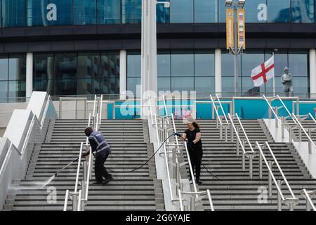 Wembley Stadium, Wembley Park, Großbritannien. Juli 2021. Mitarbeiter reinigen die olympische Treppe vor dem Wembley-Stadion. Der Wembley Park bereitet sich auf das große Spiel vor, und die Reinigung ist in vollem Gange. 60,000 Fans werden am Sonntag, den 11. Juli, im Wembley-Stadion im Wembley-Stadion in Italien beim UEFA EURO 2020-Finale spielen. Amanda Rose/Alamy Live Nachrichten Amanda Rose/Alamy Live Nachrichten Stockfoto