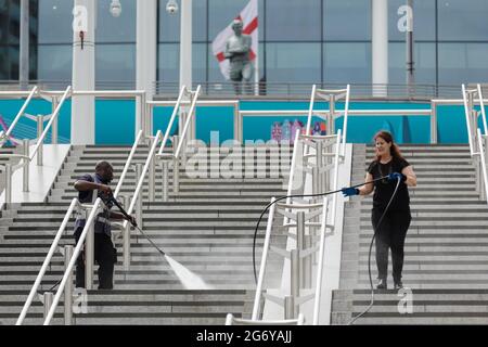 Wembley Stadium, Wembley Park, Großbritannien. Juli 2021. Mitarbeiter reinigen die olympische Treppe vor dem Wembley-Stadion. Der Wembley Park bereitet sich auf das große Spiel vor, und die Reinigung ist in vollem Gange. 60,000 Fans werden am Sonntag, den 11. Juli, im Wembley-Stadion im Wembley-Stadion in Italien beim UEFA EURO 2020-Finale spielen. Amanda Rose/Alamy Live Nachrichten Amanda Rose/Alamy Live Nachrichten Stockfoto