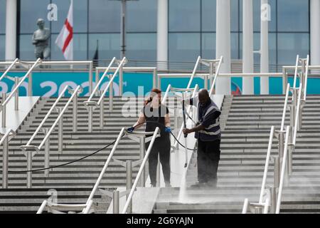 Wembley Stadium, Wembley Park, Großbritannien. Juli 2021. Mitarbeiter reinigen die olympische Treppe vor dem Wembley-Stadion. Der Wembley Park bereitet sich auf das große Spiel vor, und die Reinigung ist in vollem Gange. 60,000 Fans werden am Sonntag, den 11. Juli, im Wembley-Stadion im Wembley-Stadion in Italien beim UEFA EURO 2020-Finale spielen. Amanda Rose/Alamy Live Nachrichten Amanda Rose/Alamy Live Nachrichten Stockfoto