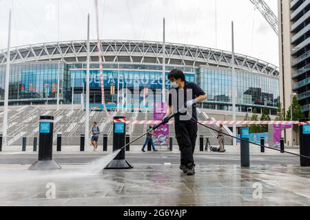 Wembley Stadium, Wembley Park, Großbritannien. Juli 2021. Personal putzt den Olympic Way vor dem Wembley Stadium. Der Wembley Park bereitet sich auf das große Spiel vor, und die Reinigung ist in vollem Gange. 60,000 Fans werden am Sonntag, den 11. Juli, im Wembley-Stadion im Wembley-Stadion in Italien beim UEFA EURO 2020-Finale spielen. Amanda Rose/Alamy Live Nachrichten Amanda Rose/Alamy Live Nachrichten Stockfoto