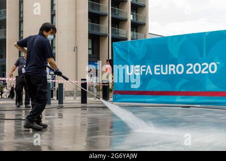 Wembley Stadium, Wembley Park, Großbritannien. Juli 2021. Personal putzt den Olympic Way vor dem Wembley Stadium. Der Wembley Park bereitet sich auf das große Spiel vor, und die Reinigung ist in vollem Gange. 60,000 Fans werden am Sonntag, den 11. Juli, im Wembley-Stadion im Wembley-Stadion in Italien beim UEFA EURO 2020-Finale spielen. Amanda Rose/Alamy Live Nachrichten Amanda Rose/Alamy Live Nachrichten Stockfoto