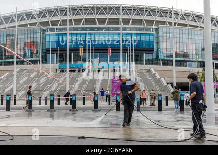 Wembley Stadium, Wembley Park, Großbritannien. Juli 2021. Personal putzt den Olympic Way vor dem Wembley Stadium. Der Wembley Park bereitet sich auf das große Spiel vor, und die Reinigung ist in vollem Gange. 60,000 Fans werden am Sonntag, den 11. Juli, im Wembley-Stadion im Wembley-Stadion in Italien beim UEFA EURO 2020-Finale spielen. Amanda Rose/Alamy Live Nachrichten Amanda Rose/Alamy Live Nachrichten Stockfoto