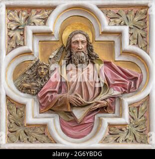 WIEN, AUSTIRA - 24. JUNI 2021: Das Relief des Evangelisten Markus in der Kirche St. Severin. Stockfoto