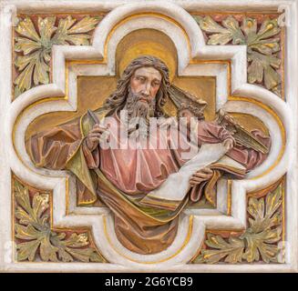 WIEN, AUSTIRA - 24. JUNI 2021: Das Relief des Evangelisten Matthäus in der Kirche St. Severin. Stockfoto