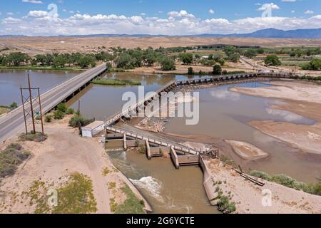 Isleta Pueblo, New Mexico - der Isleta-Staudamm leitet Wasser aus dem Rio Grande in Bewässerungskanäle. Ein Großteil des Staates erlebt extreme Zustände Stockfoto