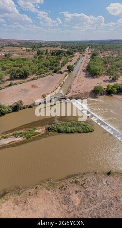 Algodones, New Mexico - der Angostura-Staudamm (rechts) leitet Wasser vom Rio Grande in Bewässerungskanäle. Ein großer Teil des Staates erlebt gerade Stockfoto