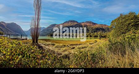 Wunderbare Landschaft der Bergregion mit ruhigen See und Grün Stockfoto