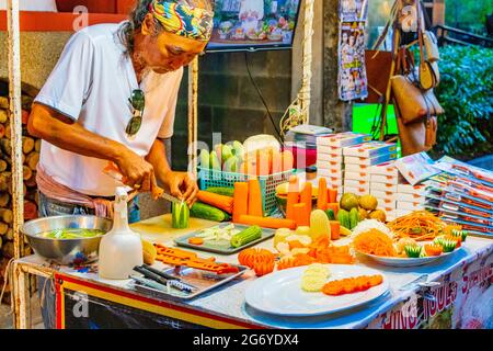 Surat Thani Thailand 25. Mai 2018 Regionale Küche beim Nachtmarkt Fischerdorf Bo Phut auf der Insel Koh Samui in Thailand. Stockfoto